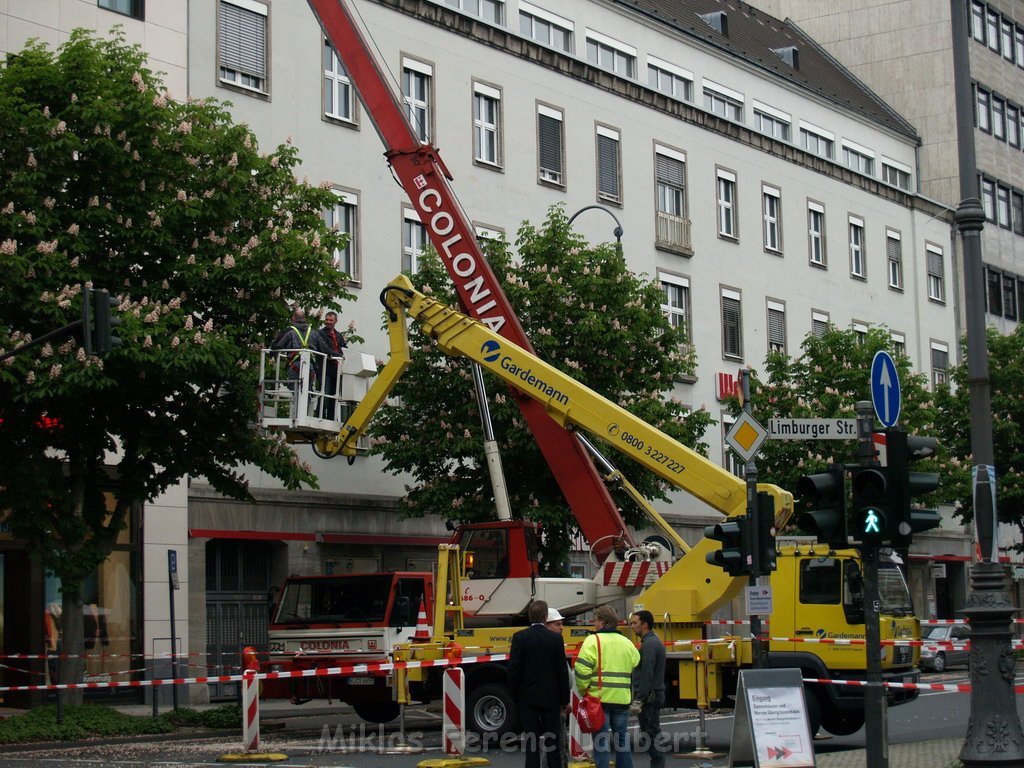 800 kg Fensterrahmen drohte auf Strasse zu rutschen Koeln Friesenplatz P34.JPG